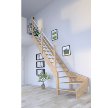 Drevené schodisko so zábradlím v svetlej miestnosti