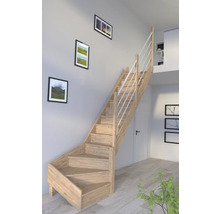 Drevené schodisko s bielym zábradlím v obývacej izbe