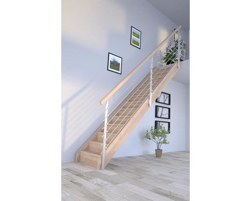 Drevené schodisko s nerezovým zábradlím vo svetlej miestnosti