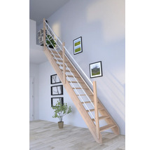 Drevené schodisko s kovovým zábradlím vo svetlej miestnosti