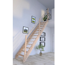 Drevené schodisko so zábradlím vo svetlej miestnosti