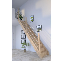 Drevené schodisko s nerezovým zábradlím vo svetlej miestnosti s obrazmi na stene a rastlinami