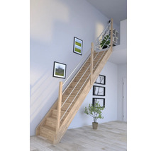 Drevené schodisko so zábradlím vo svetlej miestnosti.