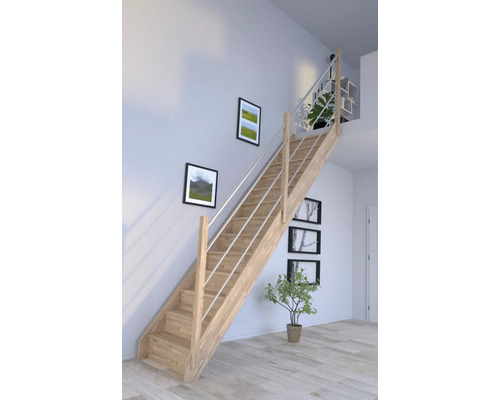 Drevené schodisko so zábradlím vo svetlej miestnosti.