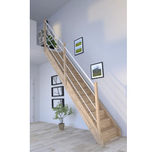 Drevené schodisko s bielym zábradlím vo svetlej miestnosti