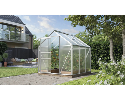 Skleník v záhrade s rastlinami