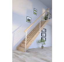 Drevené schodisko s nerezovým zábradlím vo svetlej miestnosti