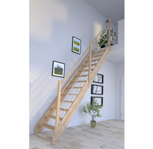 Drevené schodisko v svetlej miestnosti s obrazmi na stene