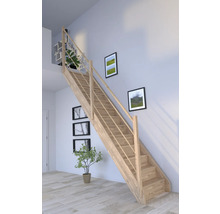 Drevené schodisko so zábradlím vo svetlej obývacej izbe