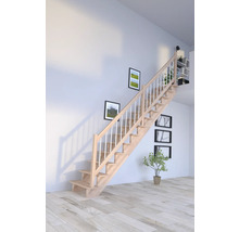 Drevené schodisko so zábradlím vo svetlej miestnosti.