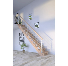 Drevené schodisko s kovovým zábradlím vo svetlej miestnosti s dekoráciou