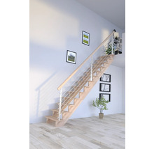 Drevené schodisko so zábradlím vo svetlej miestnosti