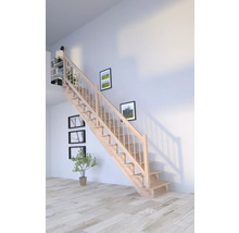 Drevené schodisko so zábradlím vo svetlej miestnosti