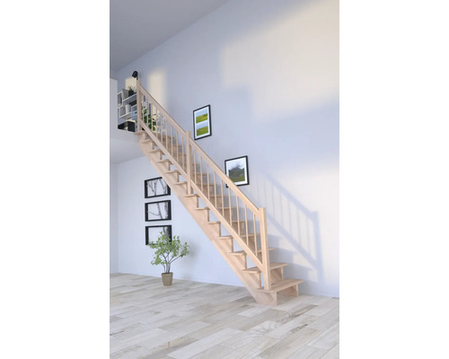 Drevené schodisko so zábradlím vo svetlej miestnosti