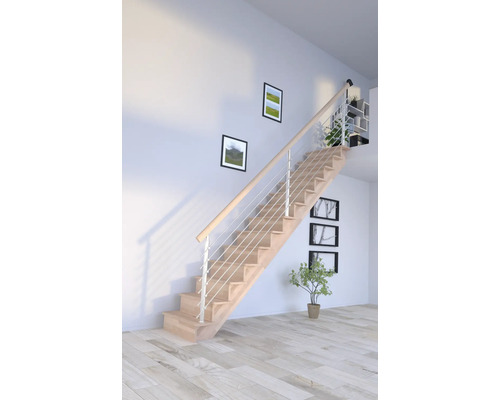 Svetlé drevené schodisko s nerezovým zábradlím vo svetlej miestnosti.