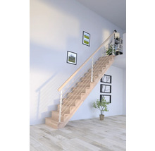 Drevené schodisko s kovovým zábradlím vo svetlej miestnosti.