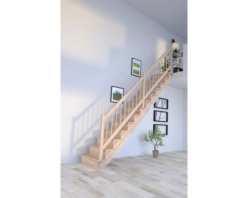 Drevené schodisko vo svetlej miestnosti so svetlou drevenou podlahou