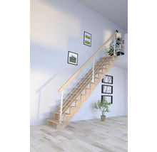 Drevené schodisko so zábradlím v obývacej izbe.