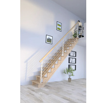 Drevené schodisko so zábradlím vo svetlej izbe.