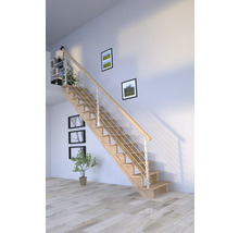 Drevené schodisko s nerezovým zábradlím vo svetlej miestnosti