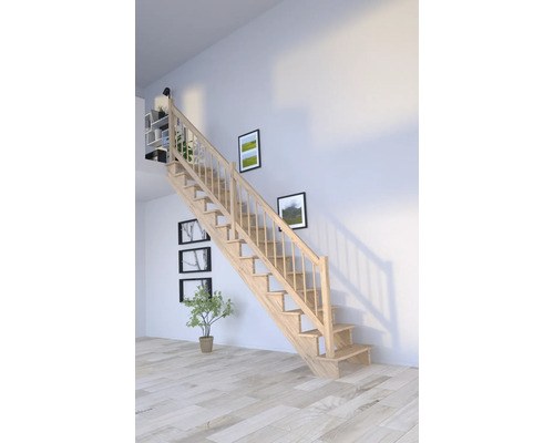 Drevené schodisko v obývacej izbe s obrazmi na stene a rastlinou