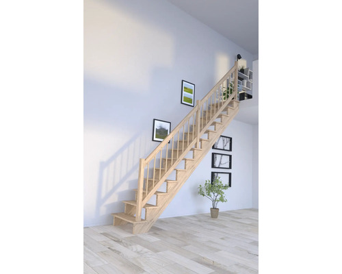 Drevené schodisko vo svetlej miestnosti s drevenou podlahou