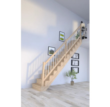 Drevené schodisko s bielym zábradlím vo svetlej miestnosti