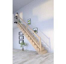 Svetlé drevené schodisko v svetlej miestnosti s drevenou podlahou a nástennou dekoráciou.