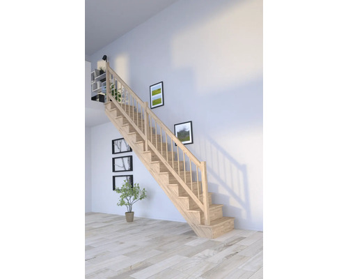 Drevené schodisko vo svetlej miestnosti s obrazmi na stene