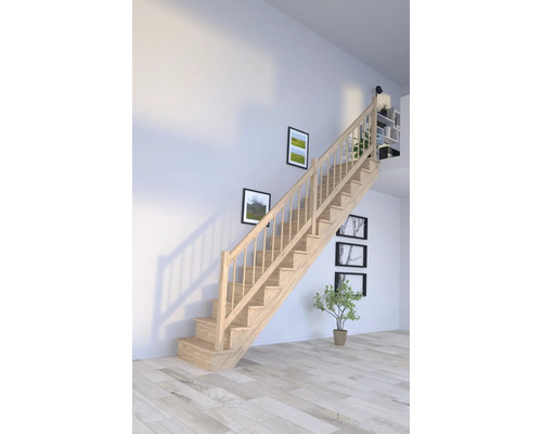 Svetlé drevené schodisko v interiéri s dekoráciami