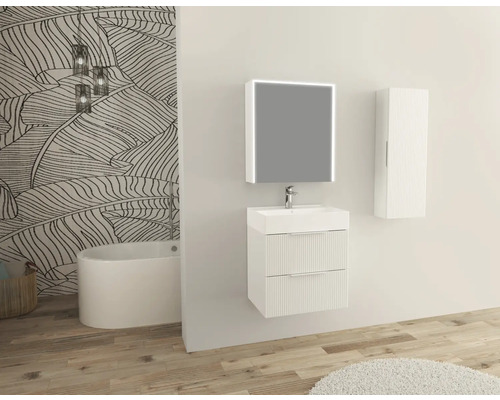 Kúpeľňa s umývadlom, osvetleným zrkadlom, vysokou skriňou a vaňou