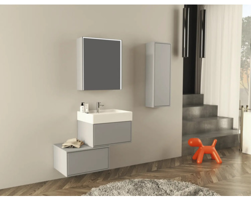 Moderná kúpeľňa s umývadlom, zrkadlovou skrinkou a vysokou skriňou