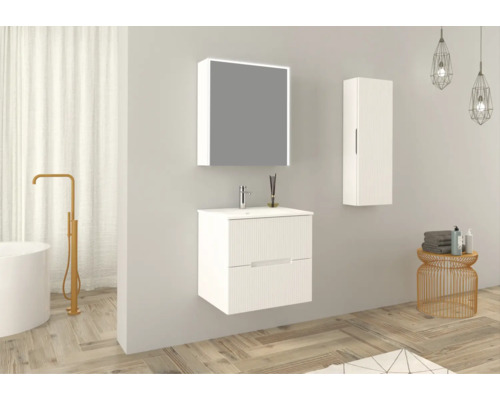 Kúpeľňa s umývadlom, zrkadlovou skrinkou a závesnou skrinkou