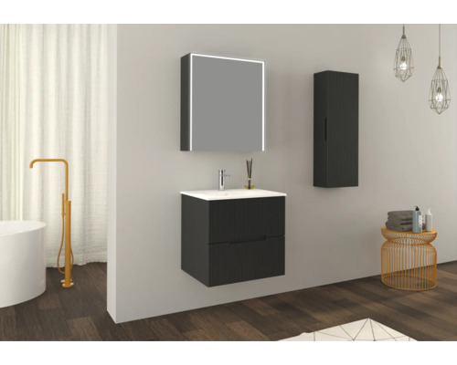 Kúpeľňa s umývadlovou skrinkou, zrkadlovou skrinkou a závesnou skrinkou