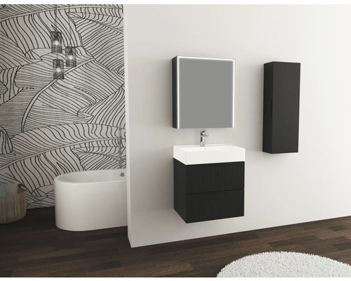 Kúpeľňa s umývadlovou skrinkou, zrkadlom, závesnou skrinkou, vaňou a dekoratívnou nástennou dekoráciou