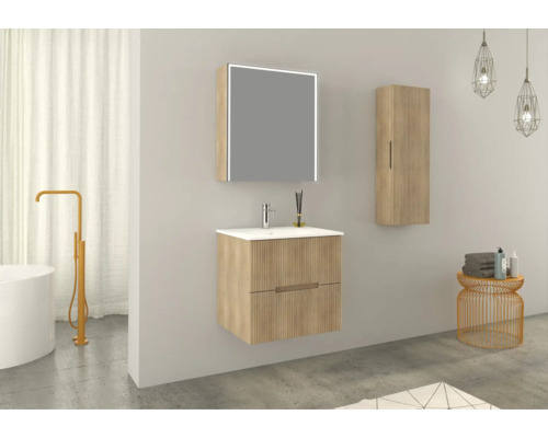 Kúpeľňa s umývadlom, zrkadlovou skrinkou, závesnou skrinkou a doplnkami