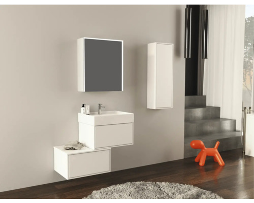 Moderná kúpeľňa s umývadlom, zrkadlom a vysokou skrinkou