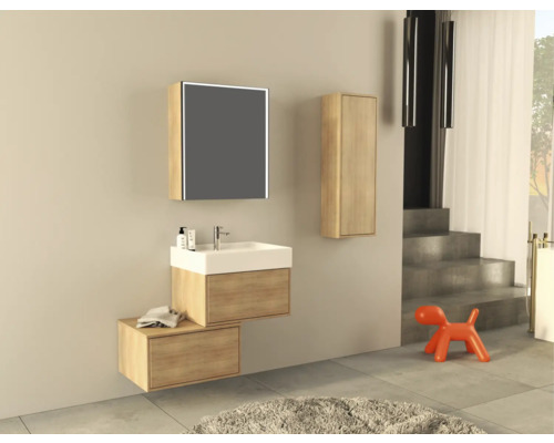 Moderná kúpeľňa s umývadlom, zrkadlovou skrinkou a vysokou skrinkou z dreva