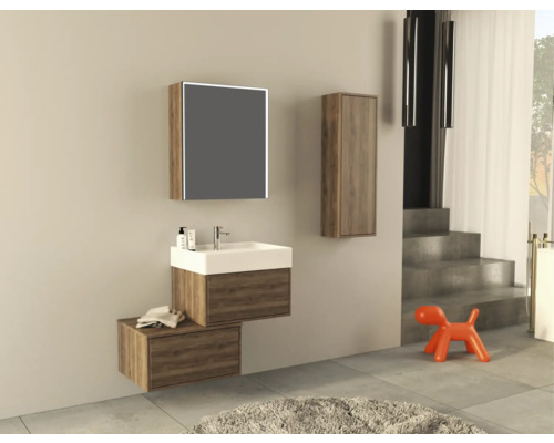 Kúpeľňa s umývadlom, zrkadlovou skrinkou a závesnou skrinkou v drevenom prevedení