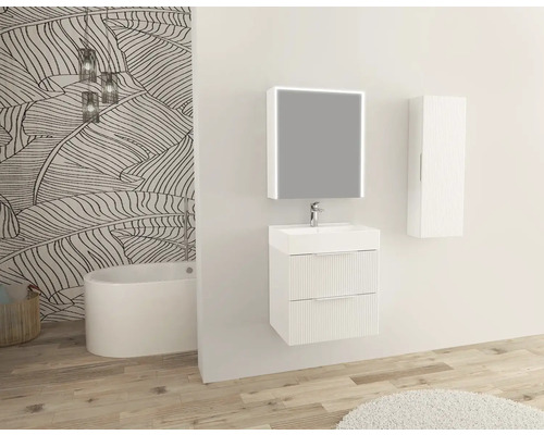 Kúpeľňa s umývadlovou skrinkou, zrkadlom, závesnou skrinkou a vaňou