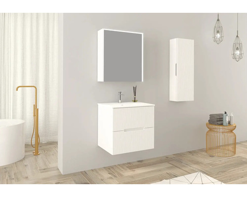 Svetlá kúpeľňa s umývadlovou skrinkou, zrkadlovou skrinkou a vysokou skrinkou