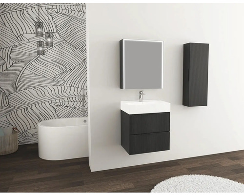 Kúpeľňová scéna s umývadlom, zrkadlom, závesnou skrinkou a vaňou