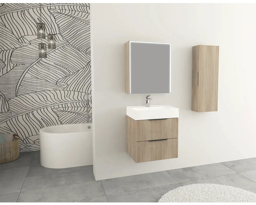 Kúpeľňa s umývadlom, zrkadlom, vysokou skrinkou a vaňou