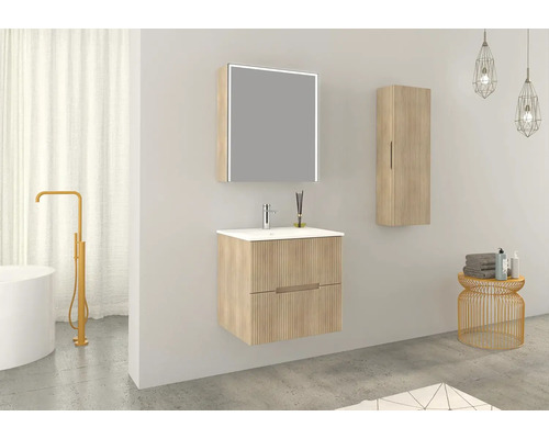 Kúpeľňa s umývadlom, zrkadlovou skrinkou, závesnou skrinkou a voľne stojacou vaňovou batériou.