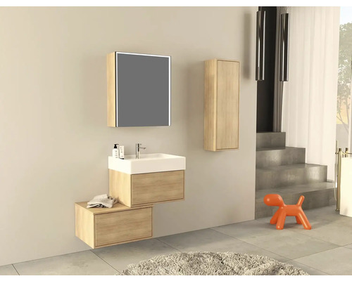 Kúpeľňa s umývadlom, zrkadlovou skrinkou a vysokou skrinkou vo svetlom drevenom dekore