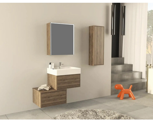 Moderná kúpeľňa s umývadlom, zrkadlom a vysokou skriňou vo vzhľade dreva