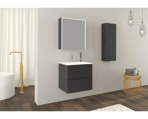 Kúpeľňa s umývadlovou skrinkou, zrkadlovou skrinkou a závesnou skrinkou