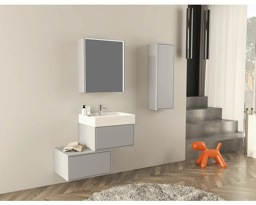 Moderná kúpeľňa s umývadlovou skrinkou, zrkadlovou skrinkou a vysokou skrinkou