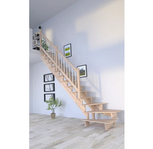 Svetlé drevené schodisko so zábradlím v moderne zariadenej izbe.