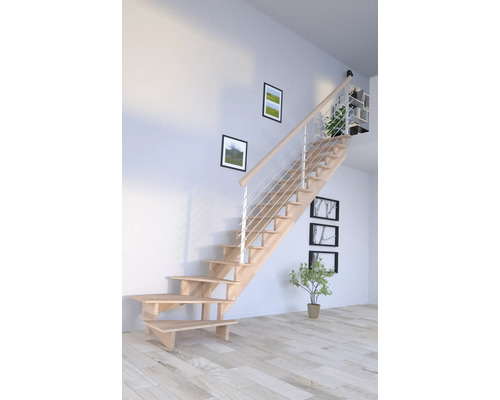 Drevené schodisko s kovovým zábradlím vo svetlej miestnosti